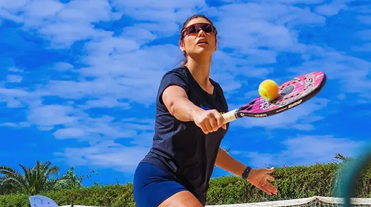 Atleta jogando beach tennis em quadra de areia