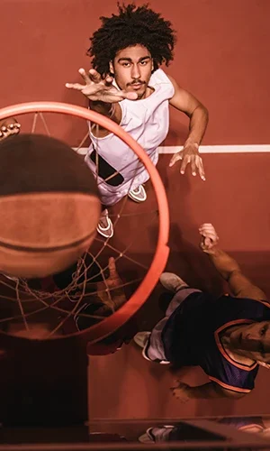 Jogador realizando enterrada de basquete gravada pelo sistema BoraPlay