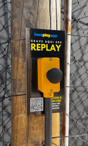 Botão do BoraPlay instalado em quadra de beach tennis com QR Code para gravar o lance