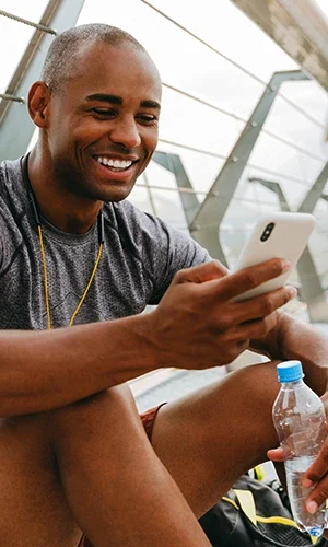 Atleta acessando o replay da jogada pelo aplicativo BoraPlay no celular